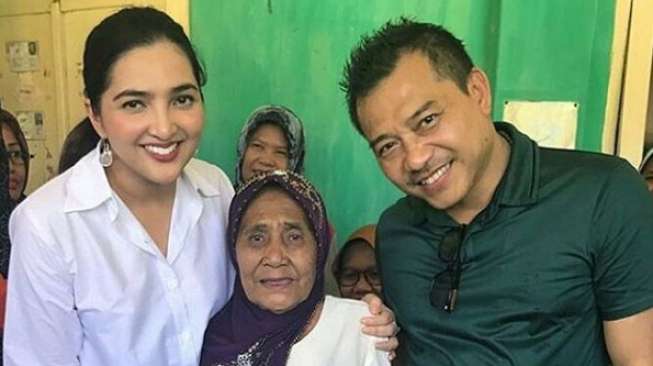 Viral Karena 'Makan Rumput', Anang-Ashanty Kunjungi Nenek Rokaya