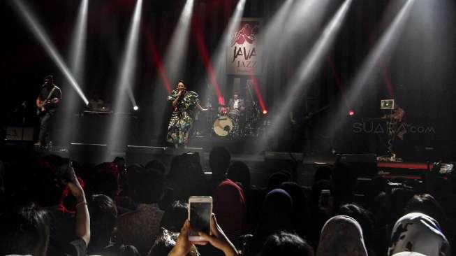 Penyanyi Andien tampil di ajang Jakarta International Java Jazz Festival 2017 di JIExpo Kemayoran, Jakarta, Jumat (3/3/2017). [Suara.com/Kurniawan Mas'ud]