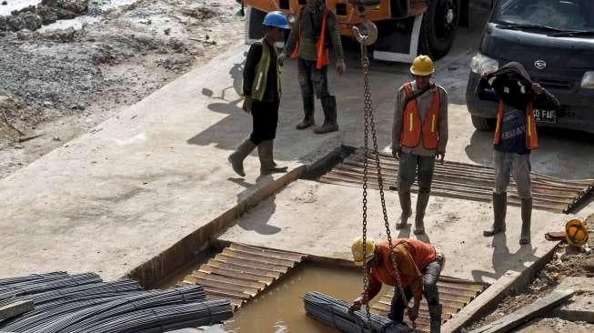 Seorang pekerja mengalami kecelakaan kerja saat menyelesaikan pemasangan kerangka konstruksi proyek pembangunan Pasar Rumput, Jakarta, Minggu (5/3/).