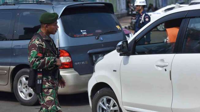 Personel TNI AD melakukan pengamanan di lokasi pelaksanaan KTT Indian Ocean Rim Association (IORA) ke-20 tahun 2017 di Kompleks Stadion Utama Gelora Bung Karno, Jakarta, Minggu (5/3).