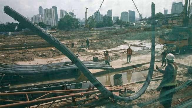 Seorang pekerja mengalami kecelakaan kerja saat menyelesaikan pemasangan kerangka konstruksi proyek pembangunan Pasar Rumput, Jakarta, Minggu (5/3/).