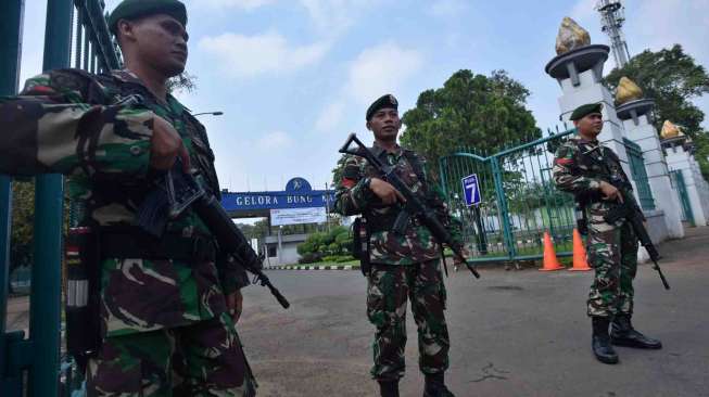 Personel TNI AD melakukan pengamanan di lokasi pelaksanaan KTT Indian Ocean Rim Association (IORA) ke-20 tahun 2017 di Kompleks Stadion Utama Gelora Bung Karno, Jakarta, Minggu (5/3).