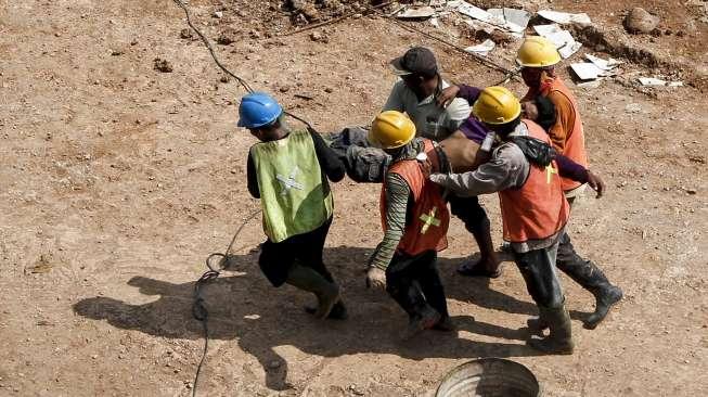 Seorang pekerja mengalami kecelakaan kerja saat menyelesaikan pemasangan kerangka konstruksi proyek pembangunan Pasar Rumput, Jakarta, Minggu (5/3/).