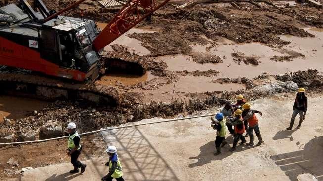 Seorang pekerja mengalami kecelakaan kerja saat menyelesaikan pemasangan kerangka konstruksi proyek pembangunan Pasar Rumput, Jakarta, Minggu (5/3/).