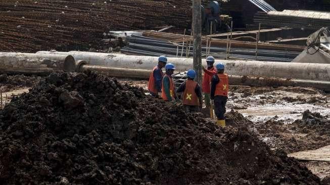 Seorang pekerja mengalami kecelakaan kerja saat menyelesaikan pemasangan kerangka konstruksi proyek pembangunan Pasar Rumput, Jakarta, Minggu (5/3/).