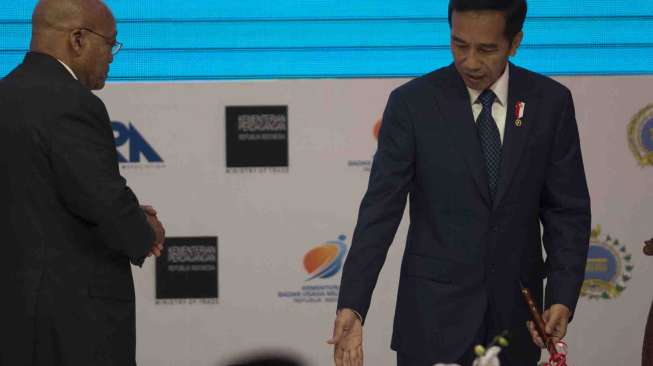 Presiden Joko Widodo membuka acara Business Summit dalam rangkaian KTT IORA ke-20 tahun 2017 di Jakarta Convention Center, Jakarta, Senin (6/3).