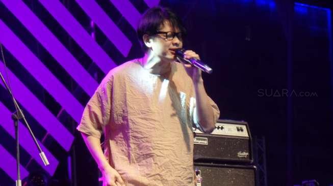 Armand Maulana tampil di panggung Out Door 2, Java Jazz Festival di JIExpo, Kemayoran, Jakarta Pusat, Minggu (5/3/2017). [suara.com/Ismail]