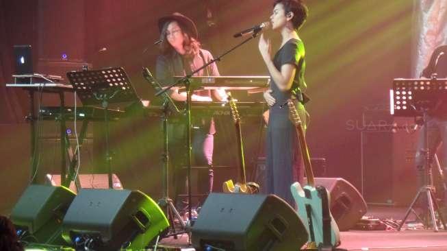 Ariel dan Mantan Sophia Latjuba Bertemu di Konser Eva Celia