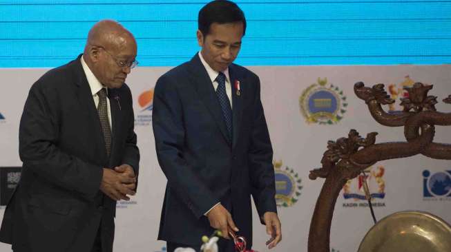 Presiden Joko Widodo membuka acara Business Summit dalam rangkaian KTT IORA ke-20 tahun 2017 di Jakarta Convention Center, Jakarta, Senin (6/3).