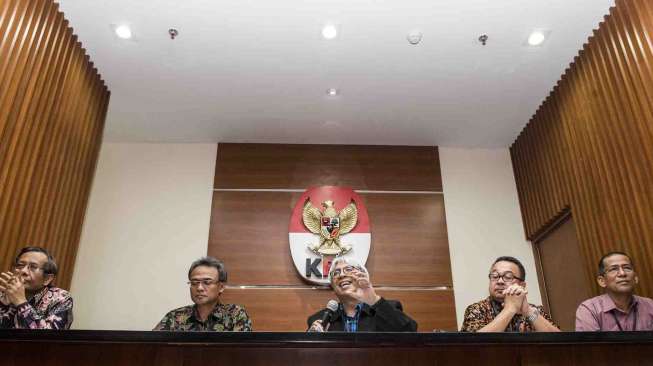 Keterangan pers terkait seleksi calon penasihat Komisi Pemberantasan Korupsi (KPK) di Jakarta, Senin (6/3).