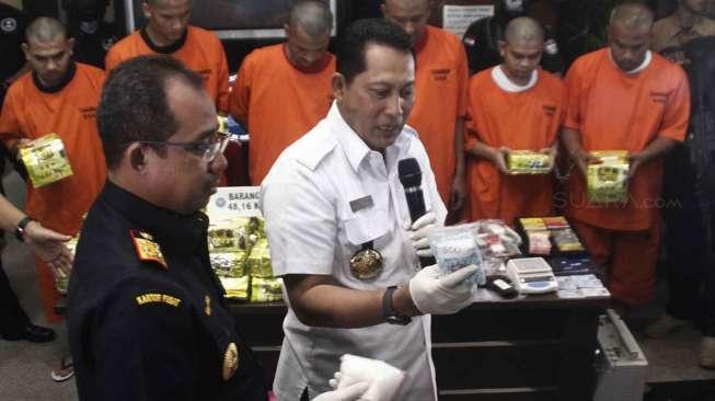 Kepala Badan Narkotika Nasional Budi Waseso menggelar barang bukti narkotika di Gedung BNN, Jakarta, Selasa (7/3/2017). [Suara.com/Oke Atmaja]