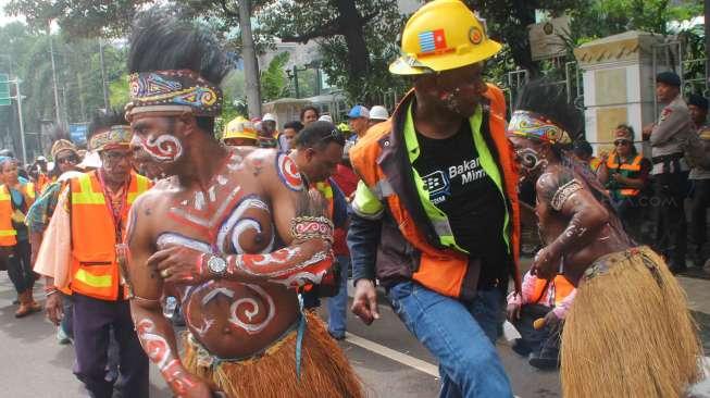 Massa dari Gerakan Solidaritas Peduli Freeport melakukan aksi di depan gedung Kementerian ESDM, Jakarta, Selasa (7/3/2017). [Suara.com/Oke Atmaja]