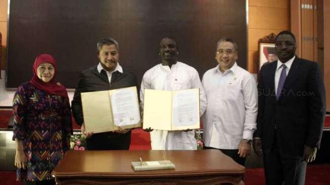 Rapper asal Senegal, Aliaune Damala Akon Thiam alias Akon, menyambangi Kementerian Sosial di Jakarta, Rabu (8/3). 