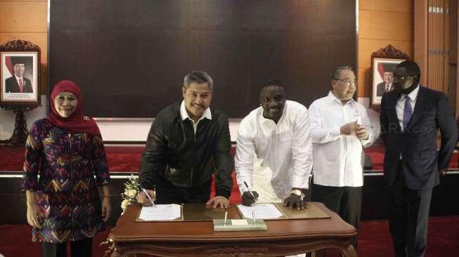 Rapper asal Senegal, Aliaune Damala Akon Thiam alias Akon, menyambangi Kementerian Sosial di Jakarta, Rabu (8/3). 