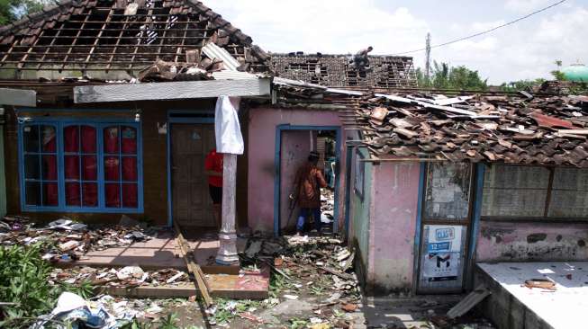 Puluhan Rumah Warga Diterjang Angin Puting Beliung di NTT