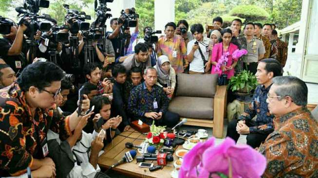 Mantan Presiden Susilo Bambang Yudhoyono (SBY) bergembira bisa berdialog langsung dengan Presiden Joko Widodo di Istana, Jakarta, Kamis (9/3).