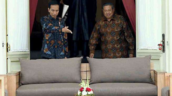 Mantan Presiden Susilo Bambang Yudhoyono (SBY) bergembira bisa berdialog langsung dengan Presiden Joko Widodo di Istana, Jakarta, Kamis (9/3).