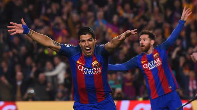 Striker Barcelona Luis Suarez (kiri) merayakan golnya ke gawang Paris St Germain. JOSEP LAGO / AFP