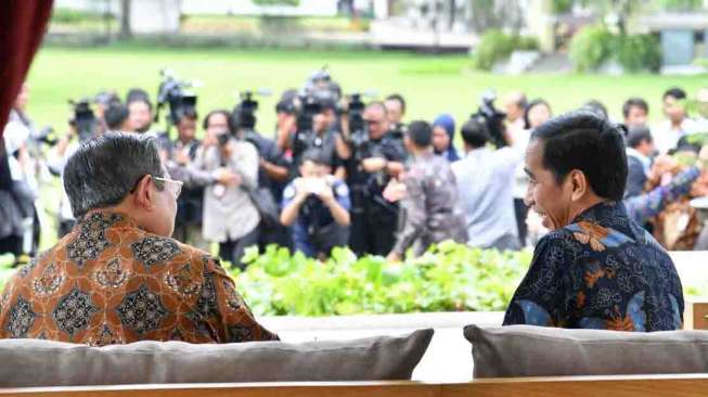 Mantan Presiden Susilo Bambang Yudhoyono (SBY) bergembira bisa berdialog langsung dengan Presiden Joko Widodo di Istana, Jakarta, Kamis (9/3).