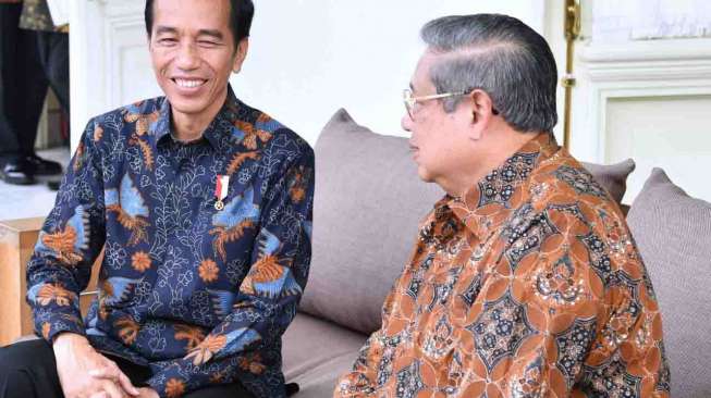 Mantan Presiden Susilo Bambang Yudhoyono (SBY) bergembira bisa berdialog langsung dengan Presiden Joko Widodo di Istana, Jakarta, Kamis (9/3).