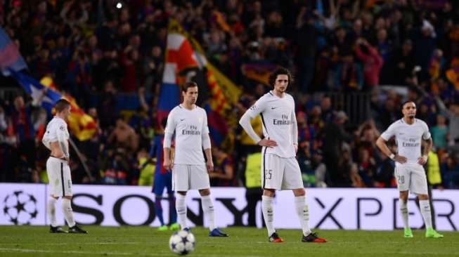 Para pemain Paris St Germain tertunduk lesu setelah gawang mereka dijebol oleh Sergio Roberti di Camp Nou. Josep Lago / AFP