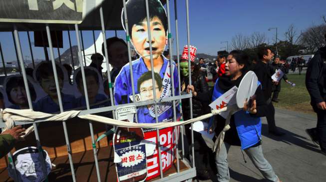 Rakyat Korea Selatan merayakan pemecatan Presiden Park Geaun-Hye, Jumat (10/3/2017). [JUNG Yeon-Je / AFP]