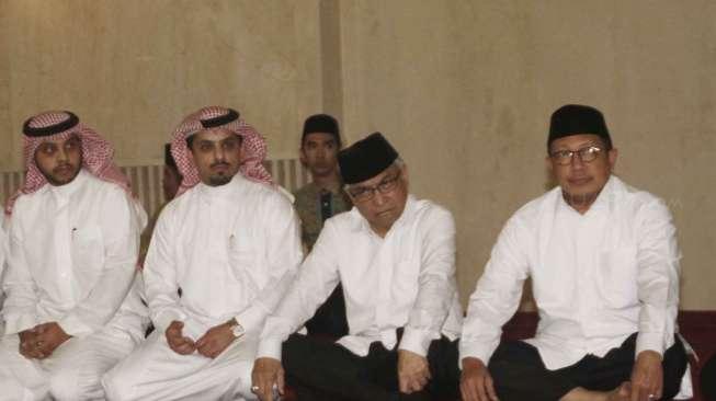 Menteri Agama Lukman Hakim Saifudin melakukan peresmian penandatanganan dan pemajangan Kiswah Ka'bah di Masjid Istiqlal, Jakarta, Jumat (10/3).