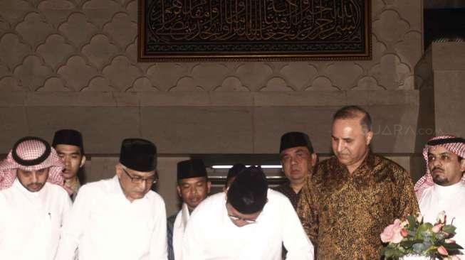 Menteri Agama Lukman Hakim Saifudin melakukan peresmian penandatanganan dan pemajangan Kiswah Ka'bah di Masjid Istiqlal, Jakarta, Jumat (10/3).