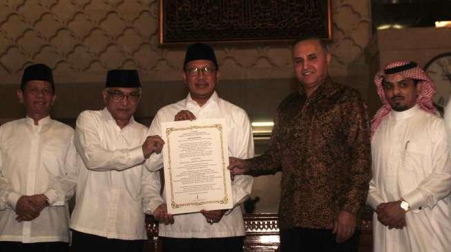 Menteri Agama Lukman Hakim Saifudin melakukan peresmian penandatanganan dan pemajangan Kiswah Ka'bah di Masjid Istiqlal, Jakarta, Jumat (10/3).