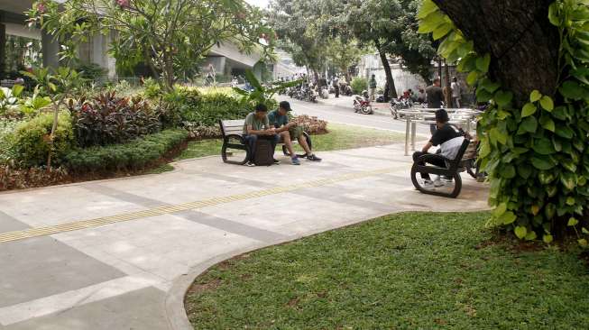 Suasana di jalur pedestrian Tanah Abang, Jakarta, Sabtu (11/3). Jalur khusus pejalan kaki itu dilengkapi taman, bangku dan jalur khusus untuk penyandang difabel.