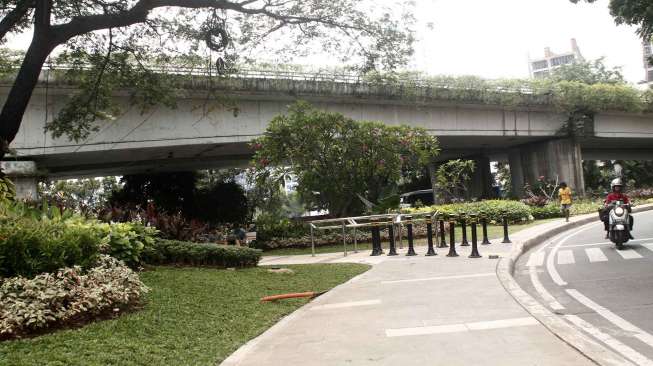 Suasana di jalur pedestrian Tanah Abang, Jakarta, Sabtu (11/3). Jalur khusus pejalan kaki itu dilengkapi taman, bangku dan jalur khusus untuk penyandang difabel.