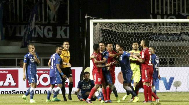 Perebutan juara ketiga piala presiden antara Persib Bandung melawan Semen Padang di Stadion Pakansari, Bogor, Jawa Barat, Sabtu (11/3) malam. Persib Bandung menang atas Semen Padang dengan skor 1-0 melalui gol yang dicetak oleh Atep [Suara.com/Oke Atmaja]