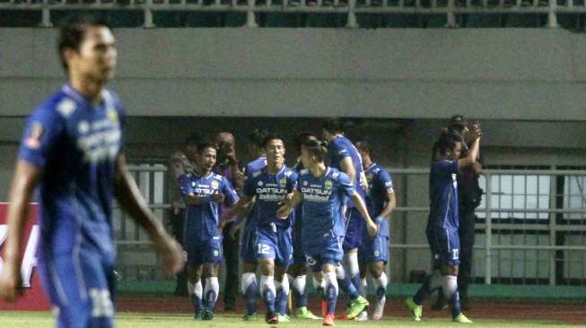Perebutan juara ketiga piala presiden antara Persib Bandung melawan Semen Padang di Stadion Pakansari, Bogor, Jawa Barat, Sabtu (11/3) malam. Persib Bandung menang atas Semen Padang dengan skor 1-0 melalui gol yang dicetak oleh Atep [Suara.com/Oke Atmaja]