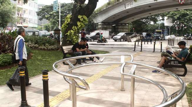 Suasana di jalur pedestrian Tanah Abang, Jakarta, Sabtu (11/3). Jalur khusus pejalan kaki itu dilengkapi taman, bangku dan jalur khusus untuk penyandang difabel.