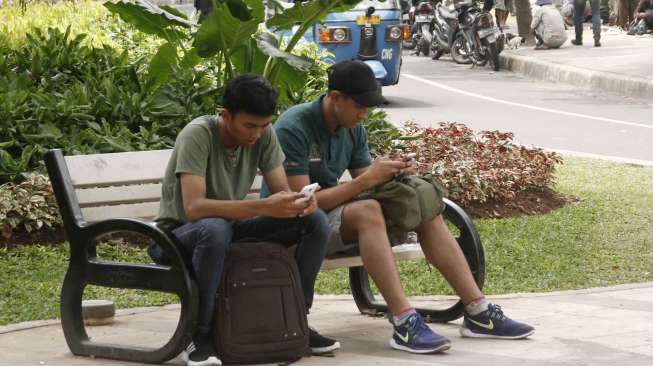 Suasana di jalur pedestrian Tanah Abang, Jakarta, Sabtu (11/3). Jalur khusus pejalan kaki itu dilengkapi taman, bangku dan jalur khusus untuk penyandang difabel.