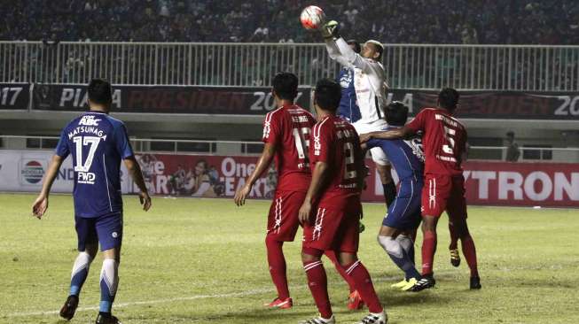 Perebutan juara ketiga piala presiden antara Persib Bandung melawan Semen Padang di Stadion Pakansari, Bogor, Jawa Barat, Sabtu (11/3) malam. Persib Bandung menang atas Semen Padang dengan skor 1-0 melalui gol yang dicetak oleh Atep [Suara.com/Oke Atmaja]