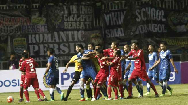 Perebutan juara ketiga piala presiden antara Persib Bandung melawan Semen Padang di Stadion Pakansari, Bogor, Jawa Barat, Sabtu (11/3) malam. Persib Bandung menang atas Semen Padang dengan skor 1-0 melalui gol yang dicetak oleh Atep [Suara.com/Oke Atmaja]