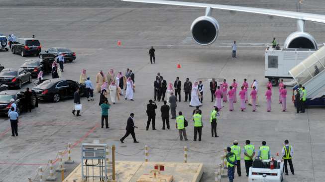 Raja Arab Saudi, Salman bin Abdulaziz al-Saud beserta rombongan, bersiap menaiki pesawat di Bandara I Gusti Ngurah Rai, Bali, Minggu (12/3/2017). [Antara/Wira Suryantala]