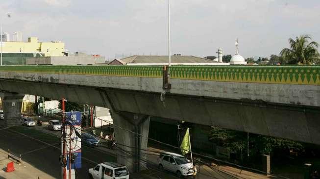 Pekerja menyelesaikan pembangunan Jalan Layang Non Tol (JLNT) Tendean-Ciledug di Halte Bus Transjakarta Koridor 13 di Kawasan Mampang, Jakarta, Sabtu (11/3/2017). [Suara.com/Oke Atmaja]