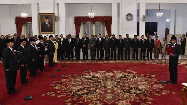 Presiden Joko Widodo melantik Duta Besar Luar Biasa dan Berkuasa Penuh (LBBP) untuk negara sahabat di Istana Negara, Jakarta, Senin (13/3).