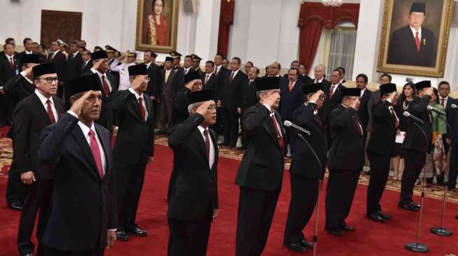 Presiden Joko Widodo melantik Duta Besar Luar Biasa dan Berkuasa Penuh (LBBP) untuk negara sahabat di Istana Negara, Jakarta, Senin (13/3).