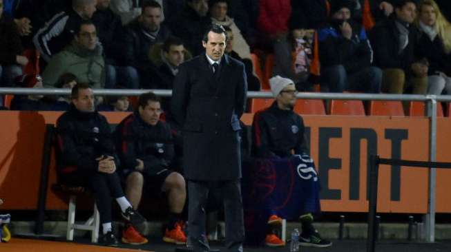 Pelatih PSG Unai Emery menyaksikan timnya berlaga menghadapi FC Lorient [AFP]