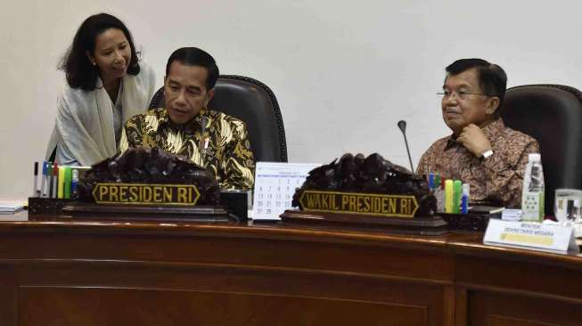 Presiden Joko Widodo memimpin rapat terbatas tentang masalah tembakau di Kantor Presiden, Jakarta, Selasa (14/3).