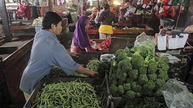 Suasana penjualan bahan pokok di Pasar Inpres Senen, Jakarta, Selasa (14/3).