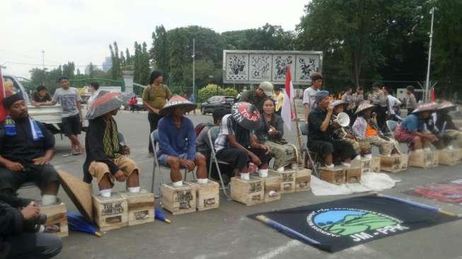 Kaki Dicor Dua Hari, Bagaimana Cara Sebelas Petani Ini Buang Air?