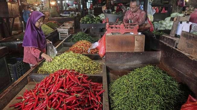 Suasana penjualan bahan pokok di Pasar Inpres Senen, Jakarta, Selasa (14/3).