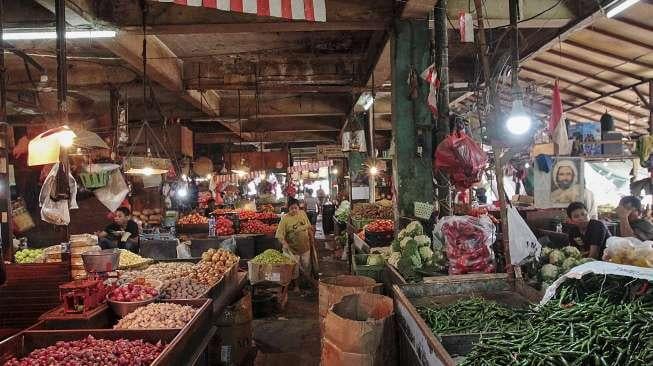 Suasana penjualan bahan pokok di Pasar Inpres Senen, Jakarta, Selasa (14/3).