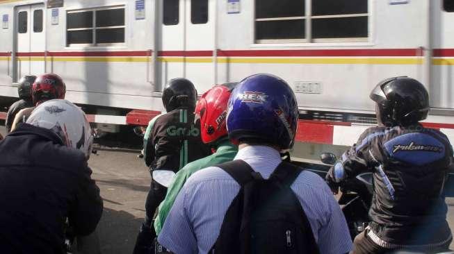 Kereta Rel Listrik (KRL) melintas di kawasan Latuharhari, Jakarta Pusat, Rabu (15/3).