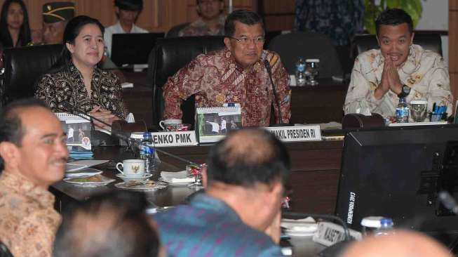Wakil Presiden Jusuf Kalla didampingi Menko Pembangunan Manusia dan Kebudayaan Puan Maharani dan Menpora Imam Nahrawi memimpin rapat Asian Games 2018 di Kemenpora, Jakarta, Rabu (15/3).