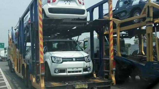 Suzuki Ignis tertangkap kamera sedang dibawa truk pengangkut kendaraan di ruas tol Cikarang-Bekasi, Jawa Barat.